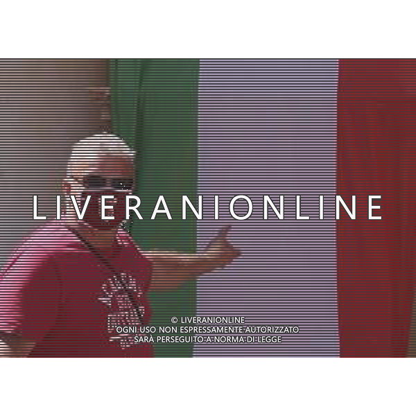 RIAPERTURA DI ALCUNE ATTIVITA\' NELLA FASE 2 DELL\'EMERGENZA CORONAVIRUS A REGGIO EMILIA 09.05.2020 NELLA FOTO TIFOSO CON LA MASCHERINA DELLA SQUADRA DI CALCIO DELLA REGGIANA A PASSEGGIO PER LE VIE DELLA CITTA\' INDICA LA BANDIERA TRICOLORE ©SANTANDREA / AGENZIA ALDO LIVERANI SAS