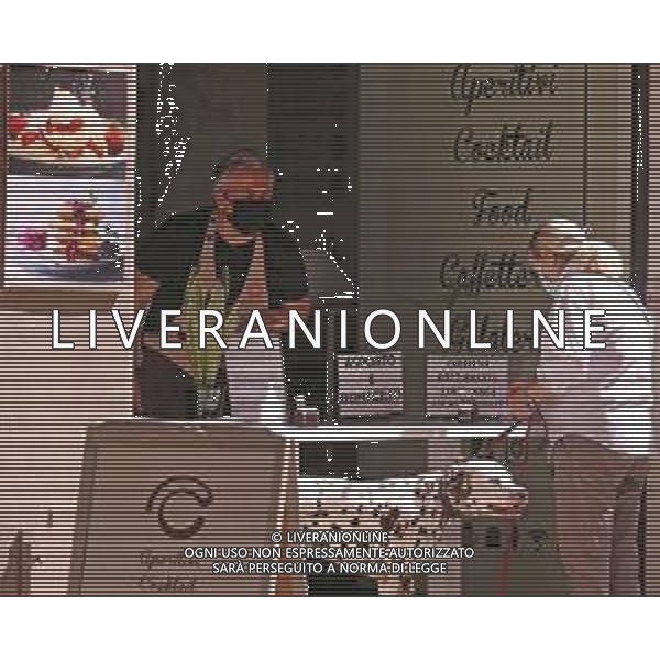 RIAPERTURA DI ALCUNE ATTIVITA\' NELLA FASE 2 DELL\'EMERGENZA CORONAVIRUS A REGGIO EMILIA 09.05.2020 NELLA FOTO BARISTA CON LA MASCHERINA PREPARA CAFFE\' DA ASPORTO ©SANTANDREA / AGENZIA ALDO LIVERANI SAS