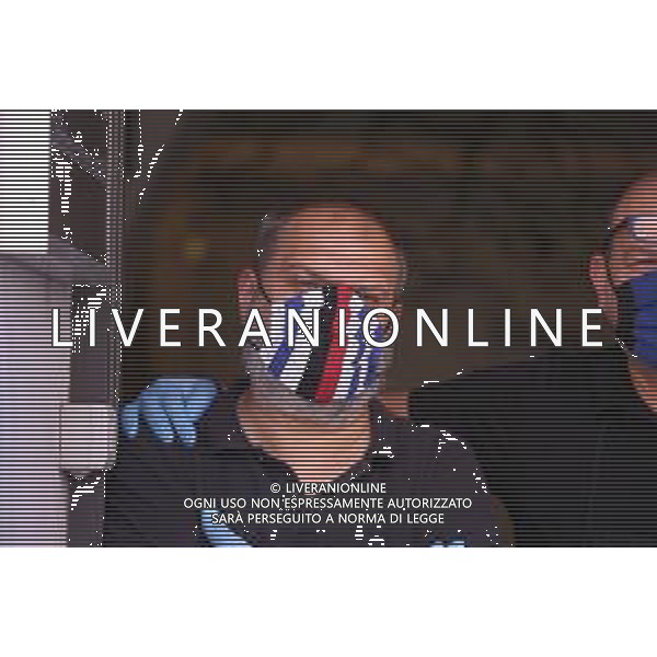 RIAPERTURA DI ALCUNE ATTIVITA\' NELLA FASE 2 DELL\'EMERGENZA CORONAVIRUS A REGGIO EMILIA 09.05.2020 NELLA FOTO BARISTA CON LA MASCHERINA DELLA SQUADRA DI CALCIO DELLA SAMPDORIA ©SANTANDREA / AGENZIA ALDO LIVERANI SAS