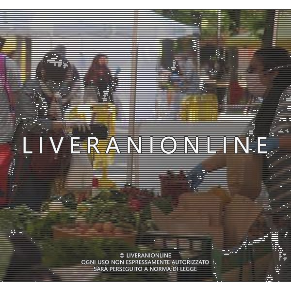 RIAPERTURA DEL MERCATO ORTOFRUTTICOLO NELLA FASE 2 DELL\'EMERGENZA CORONAVIRUS A REGGIO EMILIA 09.05.2020 NELLA FOTO PERSONE CON LA MASCHERINA CHE FANNO LA SPESA ©SANTANDREA / AGENZIA ALDO LIVERANI SAS