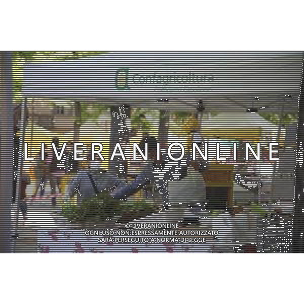 RIAPERTURA DEL MERCATO ORTOFRUTTICOLO NELLA FASE 2 DELL\'EMERGENZA CORONAVIRUS A REGGIO EMILIA 09.05.2020 NELLA FOTO PERSONE CON LA MASCHERINA CHE FANNO LA SPESA ©SANTANDREA / AGENZIA ALDO LIVERANI SAS