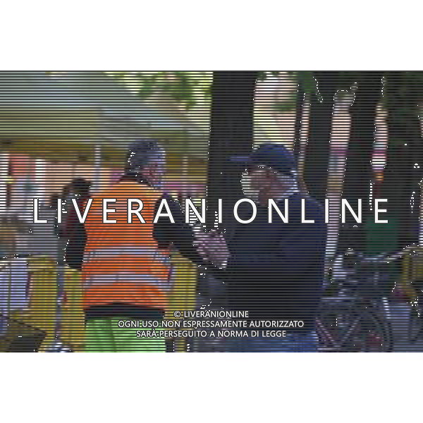 RIAPERTURA DEL MERCATO ORTOFRUTTICOLO NELLA FASE 2 DELL\'EMERGENZA CORONAVIRUS A REGGIO EMILIA 09.05.2020 NELLA FOTO PERSONE CON LA MASCHERINA CHE FANNO LA SPESA - SERVIZIO DI CONTROLLO ©SANTANDREA / AGENZIA ALDO LIVERANI SAS