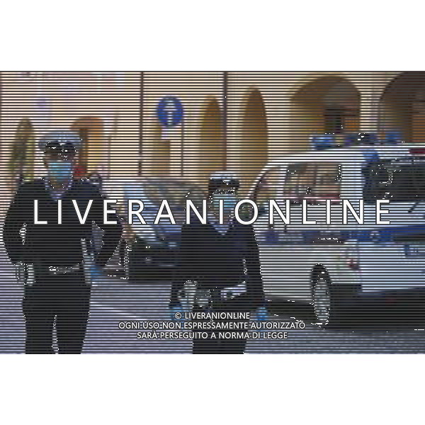 RIAPERTURA DEL MERCATO ORTOFRUTTICOLO NELLA FASE 2 DELL\'EMERGENZA CORONAVIRUS A REGGIO EMILIA 09.05.2020 NELLA FOTO CONTROLLI DELLA POLIZIA LOCALE CON LA MASCHERINA ©SANTANDREA / AGENZIA ALDO LIVERANI SAS