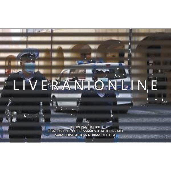 RIAPERTURA DEL MERCATO ORTOFRUTTICOLO NELLA FASE 2 DELL\'EMERGENZA CORONAVIRUS A REGGIO EMILIA 09.05.2020 NELLA FOTO CONTROLLI DELLA POLIZIA LOCALE CON LA MASCHERINA ©SANTANDREA / AGENZIA ALDO LIVERANI SAS