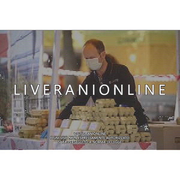 RIAPERTURA DEL MERCATO ORTOFRUTTICOLO NELLA FASE 2 DELL\'EMERGENZA CORONAVIRUS A REGGIO EMILIA 09.05.2020 NELLA FOTO PERSONE CON LA MASCHERINA CHE FANNO LA SPESA ©SANTANDREA / AGENZIA ALDO LIVERANI SAS