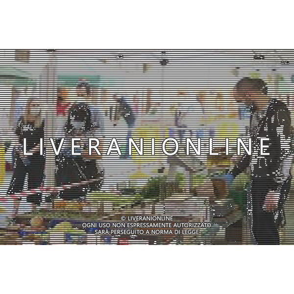 RIAPERTURA DEL MERCATO ORTOFRUTTICOLO NELLA FASE 2 DELL\'EMERGENZA CORONAVIRUS A REGGIO EMILIA 09.05.2020 NELLA FOTO PERSONE CON LA MASCHERINA CHE FANNO LA SPESA ©SANTANDREA / AGENZIA ALDO LIVERANI SAS