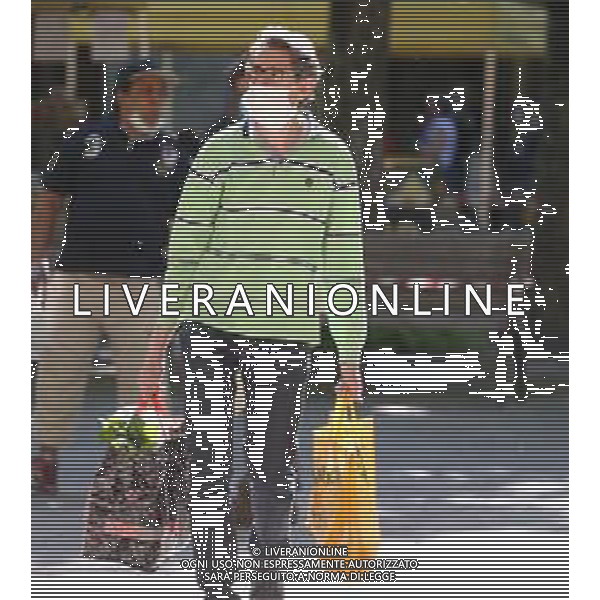 RIAPERTURA DEL MERCATO ORTOFRUTTICOLO NELLA FASE 2 DELL\'EMERGENZA CORONAVIRUS A REGGIO EMILIA 09.05.2020 NELLA FOTO PERSONE CON LA MASCHERINA CHE FANNO LA SPESA ©SANTANDREA / AGENZIA ALDO LIVERANI SAS