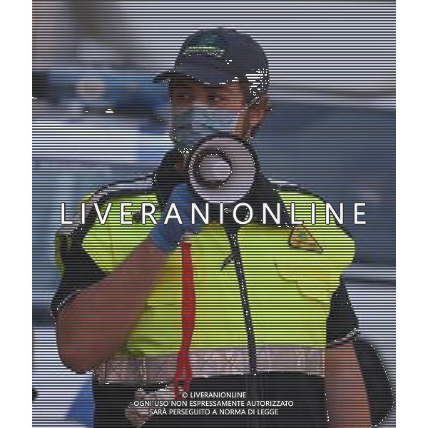 RIAPERTURA DEL MERCATO ORTOFRUTTICOLO NELLA FASE 2 DELL\'EMERGENZA CORONAVIRUS A REGGIO EMILIA 09.05.2020 NELLA FOTO PERSONE CON LA MASCHERINA CHE FANNO LA SPESA - OPERATORE ADDETTO AL CONTROLLO ©SANTANDREA / AGENZIA ALDO LIVERANI SAS