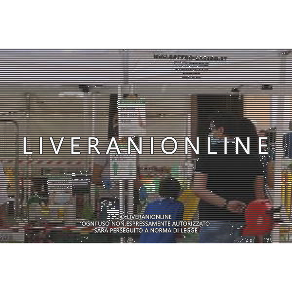 RIAPERTURA DEL MERCATO ORTOFRUTTICOLO NELLA FASE 2 DELL\'EMERGENZA CORONAVIRUS A REGGIO EMILIA 09.05.2020 NELLA FOTO PERSONE CON LA MASCHERINA CHE FANNO LA SPESA TENENDO LA DISTANZA DI SICUREZZA ©SANTANDREA / AGENZIA ALDO LIVERANI SAS