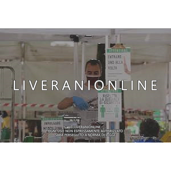 RIAPERTURA DEL MERCATO ORTOFRUTTICOLO NELLA FASE 2 DELL\'EMERGENZA CORONAVIRUS A REGGIO EMILIA 09.05.2020 NELLA FOTO PERSONE CON LA MASCHERINA CHE FANNO LA SPESA TENENDO LA DISTANZA DI SICUREZZA ©SANTANDREA / AGENZIA ALDO LIVERANI SAS