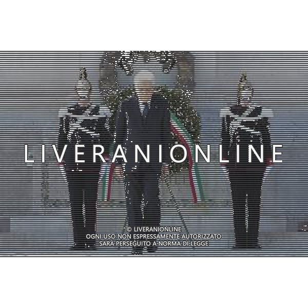 Roma - Il Presidente della Repubblica Sergio Mattarella in occasione della deposizione di una corona d’alloro sulla Tomba del Milite Ignoto, nella ricorrenza del 75mo anniversario della Liberazione, 25 aprile 2020 (Foto di Paolo Giandotti - Ufficio per la Stampa e la Comunicazione della Presidenza della Repubblica) / AGENZIA ALDO LIVERANI SAS