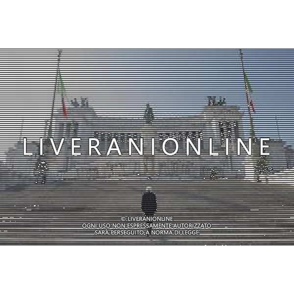 Roma - Il Presidente della Repubblica Sergio Mattarella in occasione della deposizione di una corona d’alloro sulla Tomba del Milite Ignoto, nella ricorrenza del 75mo anniversario della Liberazione, 25 aprile 2020 (Foto di Paolo Giandotti - Ufficio per la Stampa e la Comunicazione della Presidenza della Repubblica) / AGENZIA ALDO LIVERANI SAS