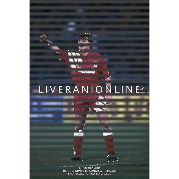 RETROSPETTIVA RAY HOUGHTON CALCIATORE NELLA FOTO RAY HOUGHTON CON LA MAGLIA DEL LIVERPOOL CALCIO AG ALDO LIVERANI SAS