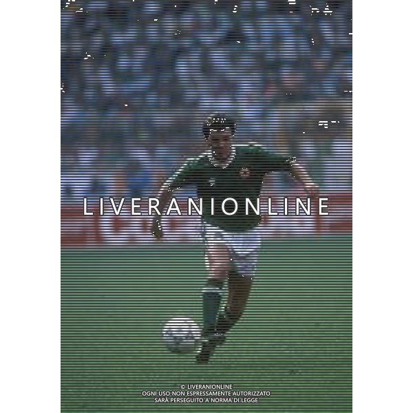 RETROSPETTIVA RAY HOUGHTON CALCIATORE NELLA FOTO RAY HOUGHTON CON LA MAGLIA DELLA NAZIONALE IRLANDESE AG ALDO LIVERANI SAS