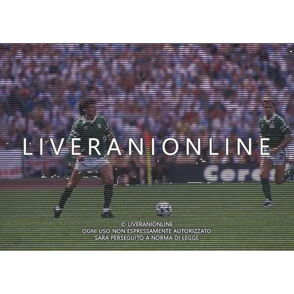 RETROSPETTIVA RAY HOUGHTON CALCIATORE NELLA FOTO RAY HOUGHTON CON LA MAGLIA DELLA NAZIONALE IRLANDESE AG ALDO LIVERANI SAS