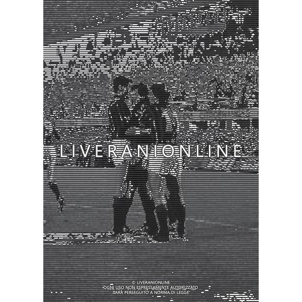 13-04-1983 MILANO RITORNO DI OTTAVI DI FINALE COPPA ITALIA MILAN CAGLIARI 4-2 NELLA FOTO ABBRACCI GIOCATORI MILAN DOPO IL GOAL AG ALDO LIVERANI SAS