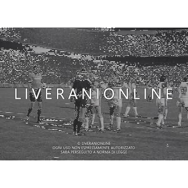 13-04-1983 MILANO RITORNO DI OTTAVI DI FINALE COPPA ITALIA MILAN CAGLIARI 4-2 NELLA FOTO ARBITRO FACCHIN DISCUTE COI GIOCATORI DEL CAGLIARI PER L\'ASSEGNAZIONE DEL RIGORE IN FAVORE DEL MILAN AG ALDO LIVERANI SAS