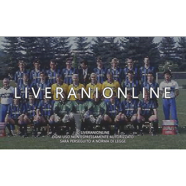 LA FORMAZIONE UFFICIALE DELL\'INTER CON LA COPPA UEFA 1990-1991 - APPIANO GENTILE MAGGIO 1991 - RETROSPETTIVA NELLA FOTO DAVIDE FONTOLAN, ANDREA MANDORLINI, RICCARDO FERRI, NICOLA BERTI, DOTTORE PASQUALE BERGAMO, ALDO SERENA, JURGEN KLINSMANN, SERGIO BATTISTINI, GIUSEPPE BERGOMI, GIANCARLO DELLA CASA, PAOLO STRINGARA, MASSIMILIANO TACCHINARDI, ARCADIO VENTURI, L\'ALLENATORE GIOVANNI TRAPATTONI, EUGENIO FUMAGALLI, LUCIANO CASTELLINI, GIUSEPPE MARINO, LOTHAR MATTHAUS, MASSIMO DELLA CASA, ALESSANDRO BIANCHI, ANTONIO PAGANIN, GIUSEPPE BARESI, ASTUTILLO MALGIOGLIO, WALTER ZENGA, LUCIANO BODINI, FAUSTO PIZZI, MAURIZIO IORIO E ANDREAS BREHME ©ARCHIVIO AGENZIA ALDO LIVERANI SAS