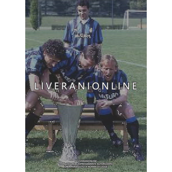 LA FORMAZIONE UFFICIALE DELL\'INTER CON LA COPPA UEFA 1990-1991 - APPIANO GENTILE MAGGIO 1991 - RETROSPETTIVA NELLA FOTO ANDREA MANDORLINI, LOTHAR MATTHAUS, ANDREAS BREHME ©ARCHIVIO AGENZIA ALDO LIVERANI SAS
