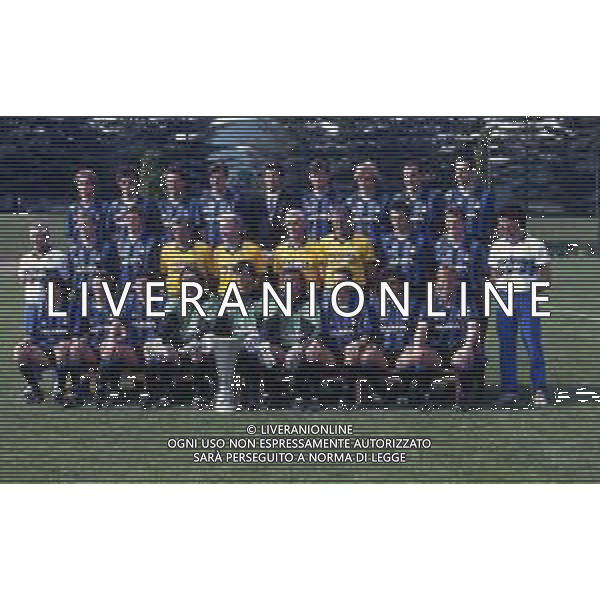 LA FORMAZIONE UFFICIALE DELL\'INTER CON LA COPPA UEFA 1990-1991 - APPIANO GENTILE MAGGIO 1991 - RETROSPETTIVA NELLA FOTO DAVIDE FONTOLAN, ANDREA MANDORLINI, RICCARDO FERRI, NICOLA BERTI, DOTTORE PASQUALE BERGAMO, ALDO SERENA, JURGEN KLINSMANN, SERGIO BATTISTINI, GIUSEPPE BERGOMI, GIANCARLO DELLA CASA, PAOLO STRINGARA, MASSIMILIANO TACCHINARDI, ARCADIO VENTURI, L\'ALLENATORE GIOVANNI TRAPATTONI, EUGENIO FUMAGALLI, LUCIANO CASTELLINI, GIUSEPPE MARINO, LOTHAR MATTHAUS, MASSIMO DELLA CASA, ALESSANDRO BIANCHI, ANTONIO PAGANIN, GIUSEPPE BARESI, ASTUTILLO MALGIOGLIO, WALTER ZENGA, LUCIANO BODINI, FAUSTO PIZZI, MAURIZIO IORIO E ANDREAS BREHME ©ARCHIVIO AGENZIA ALDO LIVERANI SAS
