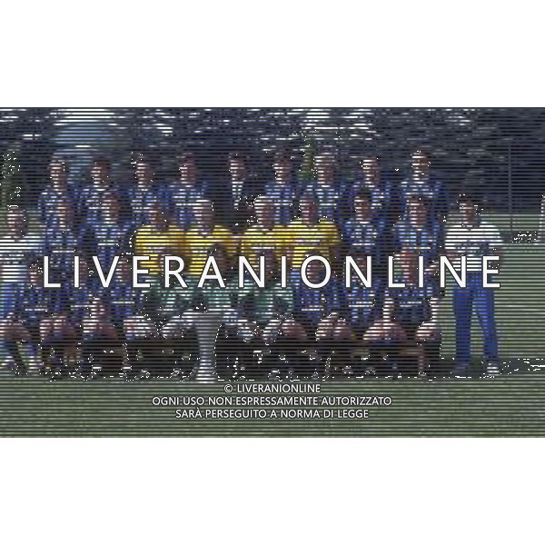 LA FORMAZIONE UFFICIALE DELL\'INTER CON LA COPPA UEFA 1990-1991 - APPIANO GENTILE MAGGIO 1991 - RETROSPETTIVA NELLA FOTO DAVIDE FONTOLAN, ANDREA MANDORLINI, RICCARDO FERRI, NICOLA BERTI, DOTTORE PASQUALE BERGAMO, ALDO SERENA, JURGEN KLINSMANN, SERGIO BATTISTINI, GIUSEPPE BERGOMI, GIANCARLO DELLA CASA, PAOLO STRINGARA, MASSIMILIANO TACCHINARDI, ARCADIO VENTURI, L\'ALLENATORE GIOVANNI TRAPATTONI, EUGENIO FUMAGALLI, LUCIANO CASTELLINI, GIUSEPPE MARINO, LOTHAR MATTHAUS, MASSIMO DELLA CASA, ALESSANDRO BIANCHI, ANTONIO PAGANIN, GIUSEPPE BARESI, ASTUTILLO MALGIOGLIO, WALTER ZENGA, LUCIANO BODINI, FAUSTO PIZZI, MAURIZIO IORIO E ANDREAS BREHME ©ARCHIVIO AGENZIA ALDO LIVERANI SAS