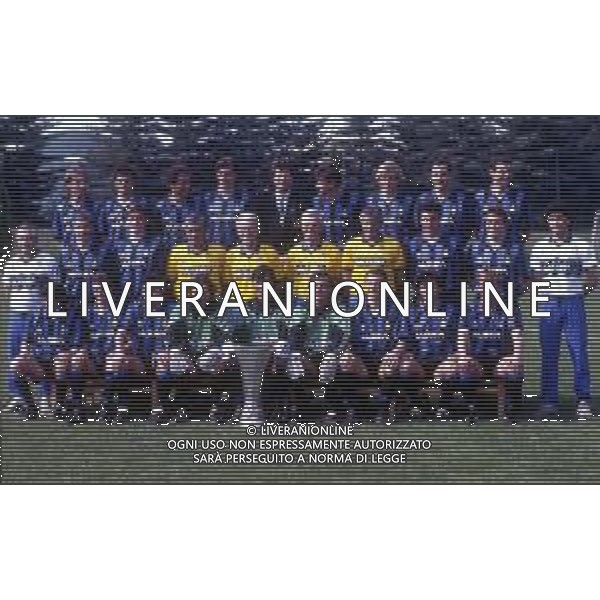 LA FORMAZIONE UFFICIALE DELL\'INTER CON LA COPPA UEFA 1990-1991 - APPIANO GENTILE MAGGIO 1991 - RETROSPETTIVA NELLA FOTO DAVIDE FONTOLAN, ANDREA MANDORLINI, RICCARDO FERRI, NICOLA BERTI, DOTTORE PASQUALE BERGAMO, ALDO SERENA, JURGEN KLINSMANN, SERGIO BATTISTINI, GIUSEPPE BERGOMI, GIANCARLO DELLA CASA, PAOLO STRINGARA, MASSIMILIANO TACCHINARDI, ARCADIO VENTURI, L\'ALLENATORE GIOVANNI TRAPATTONI, EUGENIO FUMAGALLI, LUCIANO CASTELLINI, GIUSEPPE MARINO, LOTHAR MATTHAUS, MASSIMO DELLA CASA, ALESSANDRO BIANCHI, ANTONIO PAGANIN, GIUSEPPE BARESI, ASTUTILLO MALGIOGLIO, WALTER ZENGA, LUCIANO BODINI, FAUSTO PIZZI, MAURIZIO IORIO E ANDREAS BREHME ©ARCHIVIO AGENZIA ALDO LIVERANI SAS