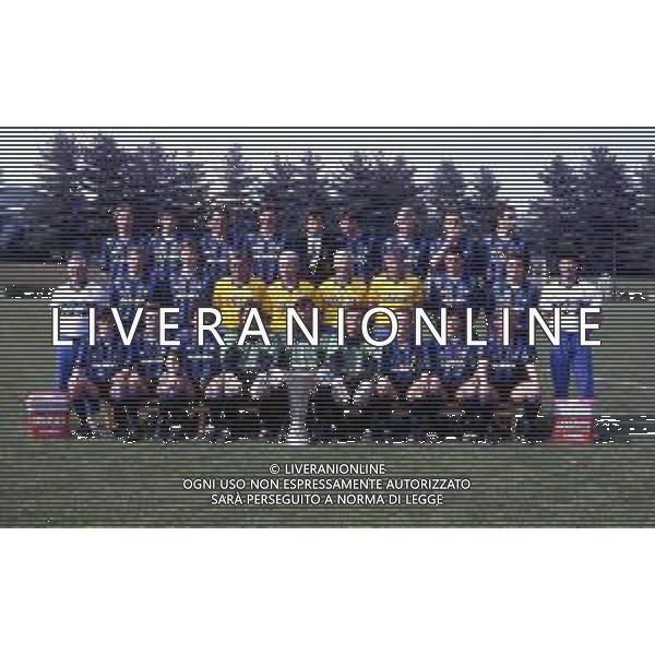 LA FORMAZIONE UFFICIALE DELL\'INTER CON LA COPPA UEFA 1990-1991 - APPIANO GENTILE MAGGIO 1991 - RETROSPETTIVA NELLA FOTO DAVIDE FONTOLAN, ANDREA MANDORLINI, RICCARDO FERRI, NICOLA BERTI, DOTTORE PASQUALE BERGAMO, ALDO SERENA, JURGEN KLINSMANN, SERGIO BATTISTINI, GIUSEPPE BERGOMI, GIANCARLO DELLA CASA, PAOLO STRINGARA, MASSIMILIANO TACCHINARDI, ARCADIO VENTURI, L\'ALLENATORE GIOVANNI TRAPATTONI, EUGENIO FUMAGALLI, LUCIANO CASTELLINI, GIUSEPPE MARINO, LOTHAR MATTHAUS, MASSIMO DELLA CASA, ALESSANDRO BIANCHI, ANTONIO PAGANIN, GIUSEPPE BARESI, ASTUTILLO MALGIOGLIO, WALTER ZENGA, LUCIANO BODINI, FAUSTO PIZZI, MAURIZIO IORIO E ANDREAS BREHME ©ARCHIVIO AGENZIA ALDO LIVERANI SAS