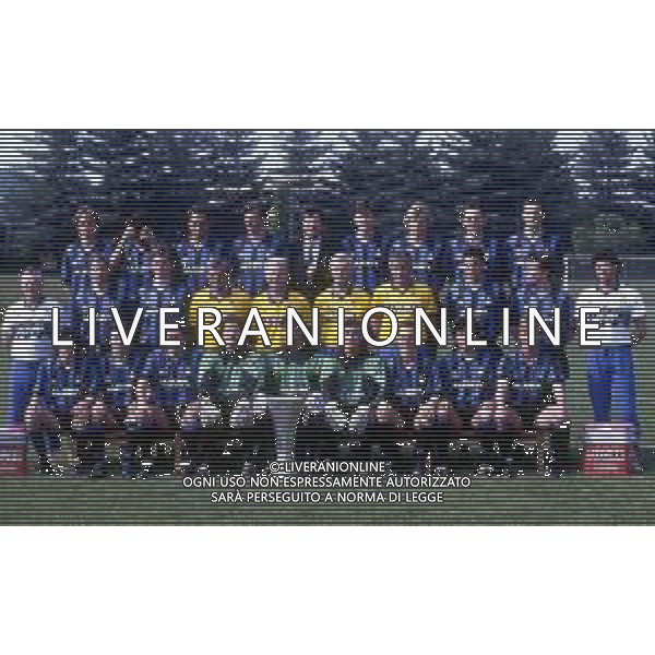 LA FORMAZIONE UFFICIALE DELL\'INTER CON LA COPPA UEFA 1990-1991 - APPIANO GENTILE MAGGIO 1991 - RETROSPETTIVA NELLA FOTO DAVIDE FONTOLAN, ANDREA MANDORLINI, RICCARDO FERRI, NICOLA BERTI, DOTTORE PASQUALE BERGAMO, ALDO SERENA, JURGEN KLINSMANN, SERGIO BATTISTINI, GIUSEPPE BERGOMI, GIANCARLO DELLA CASA, PAOLO STRINGARA, MASSIMILIANO TACCHINARDI, ARCADIO VENTURI, L\'ALLENATORE GIOVANNI TRAPATTONI, EUGENIO FUMAGALLI, LUCIANO CASTELLINI, GIUSEPPE MARINO, LOTHAR MATTHAUS, MASSIMO DELLA CASA, ALESSANDRO BIANCHI, ANTONIO PAGANIN, GIUSEPPE BARESI, ASTUTILLO MALGIOGLIO, WALTER ZENGA, LUCIANO BODINI, FAUSTO PIZZI, MAURIZIO IORIO E ANDREAS BREHME ©ARCHIVIO AGENZIA ALDO LIVERANI SAS