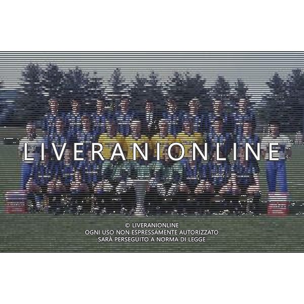 LA FORMAZIONE UFFICIALE DELL\'INTER CON LA COPPA UEFA 1990-1991 - APPIANO GENTILE MAGGIO 1991 - RETROSPETTIVA NELLA FOTO DAVIDE FONTOLAN, ANDREA MANDORLINI, RICCARDO FERRI, NICOLA BERTI, DOTTORE PASQUALE BERGAMO, ALDO SERENA, JURGEN KLINSMANN, SERGIO BATTISTINI, GIUSEPPE BERGOMI, GIANCARLO DELLA CASA, PAOLO STRINGARA, MASSIMILIANO TACCHINARDI, ARCADIO VENTURI, L\'ALLENATORE GIOVANNI TRAPATTONI, EUGENIO FUMAGALLI, LUCIANO CASTELLINI, GIUSEPPE MARINO, LOTHAR MATTHAUS, MASSIMO DELLA CASA, ALESSANDRO BIANCHI, ANTONIO PAGANIN, GIUSEPPE BARESI, ASTUTILLO MALGIOGLIO, WALTER ZENGA, LUCIANO BODINI, FAUSTO PIZZI, MAURIZIO IORIO E ANDREAS BREHME ©ARCHIVIO AGENZIA ALDO LIVERANI SAS