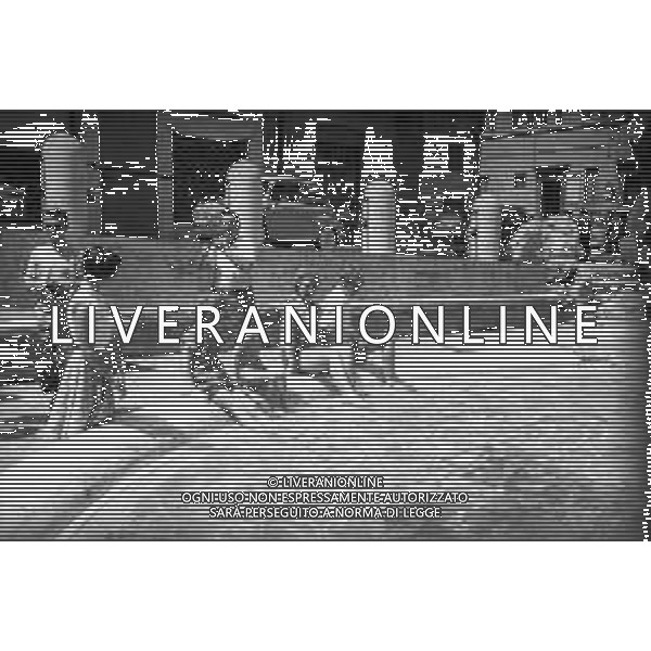 VEDUTE DELLA CITTA\' DI ROMA - RETROSPETTIVA 1950 - 1960 Nella foto Turisti si rinfrescano dal caldo nell\'acqua della Fontana di Trevi ©Archivio Giovanni Liverani / AGENZIA ALDO LIVERANI SAS