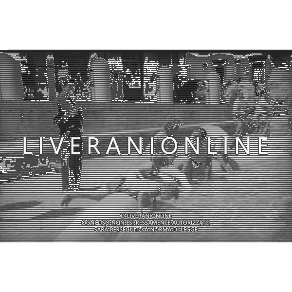 VEDUTE DELLA CITTA\' DI ROMA - RETROSPETTIVA 1950 - 1960 Nella foto Turisti si rinfrescano dal caldo nell\'acqua della Fontana di Trevi ©Archivio Giovanni Liverani / AGENZIA ALDO LIVERANI SAS