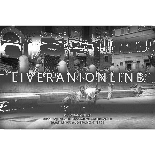 VEDUTE DELLA CITTA\' DI ROMA - RETROSPETTIVA 1950 - 1960 Nella foto Turisti si rinfrescano dal caldo nell\'acqua della Fontana di Trevi ©Archivio Giovanni Liverani / AGENZIA ALDO LIVERANI SAS