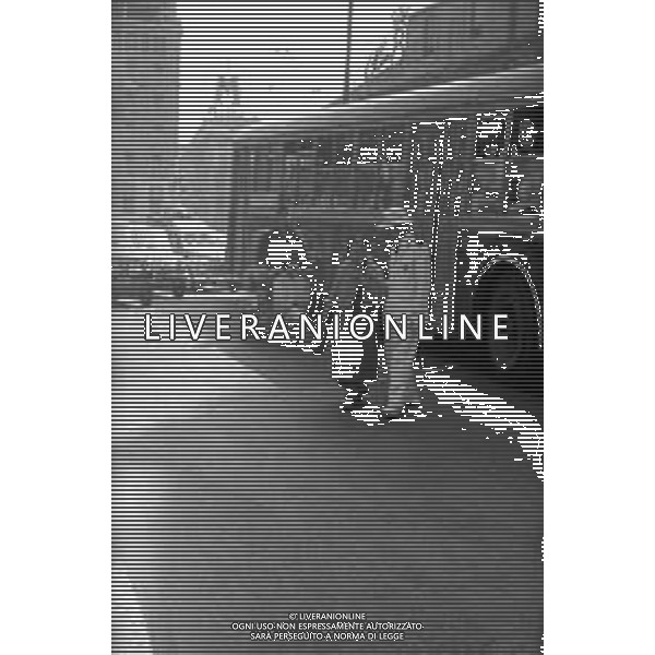 VEDUTE DELLA CITTA\' DI ROMA - RETROSPETTIVA 1950 - 1960 Nella foto Le auto nel traffico per le vie della citta\' - un vigile aiuta una anziana ad attraversare la strada ©Archivio Giovanni Liverani / AGENZIA ALDO LIVERANI SAS
