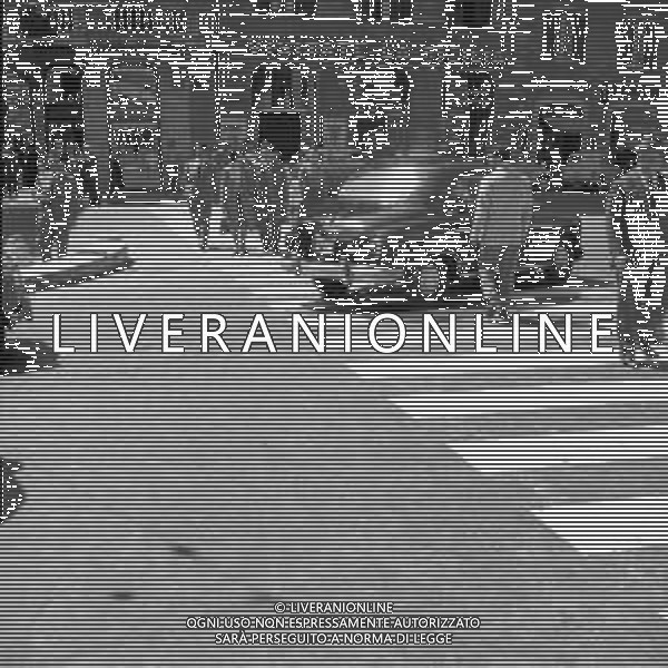 VEDUTE DELLA CITTA\' DI ROMA - RETROSPETTIVA 1950 - 1960 Nella foto gente nel traffico per le vie del centro ©Archivio Giovanni Liverani / AGENZIA ALDO LIVERANI SAS