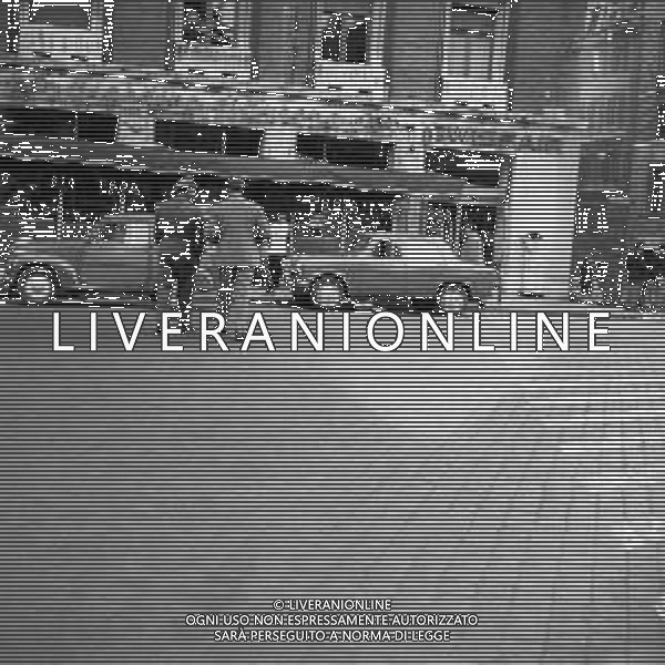 VEDUTE DELLA CITTA\' DI ROMA - RETROSPETTIVA 1950 - 1960 Nella foto gente nel traffico per le vie del centro ©Archivio Giovanni Liverani / AGENZIA ALDO LIVERANI SAS