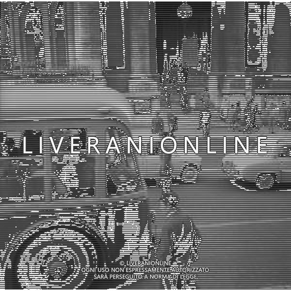 VEDUTE DELLA CITTA\' DI ROMA - RETROSPETTIVA 1950 - 1960 Nella foto gente nel traffico per le vie del centro ©Archivio Giovanni Liverani / AGENZIA ALDO LIVERANI SAS