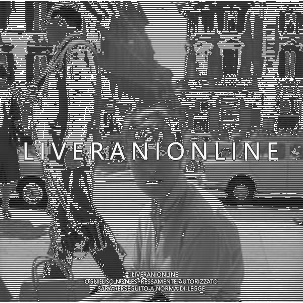 VEDUTE DELLA CITTA\' DI ROMA - RETROSPETTIVA 1950 - 1960 Nella foto Turisti per le vie del centro ©Archivio Giovanni Liverani / AGENZIA ALDO LIVERANI SAS
