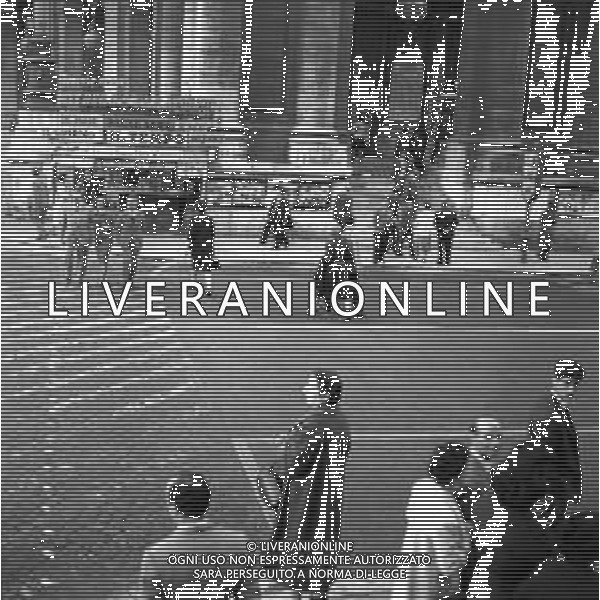 VEDUTE DELLA CITTA\' DI ROMA - RETROSPETTIVA 1950 - 1960 Nella foto gente nel traffico per le vie del centro ©Archivio Giovanni Liverani / AGENZIA ALDO LIVERANI SAS