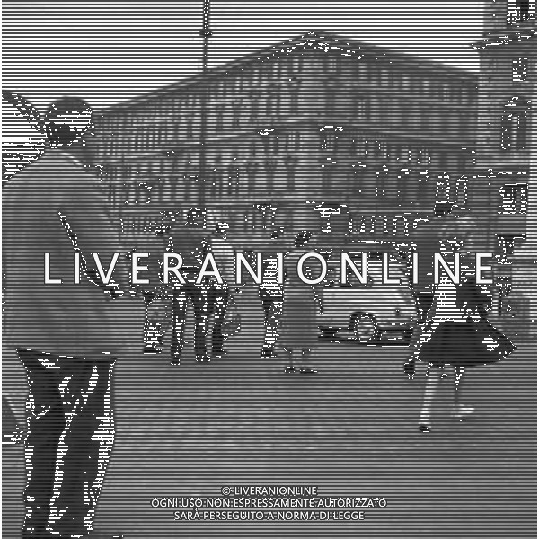 VEDUTE DELLA CITTA\' DI ROMA - RETROSPETTIVA 1950 - 1960 Nella foto gente nel traffico per le vie del centro ©Archivio Giovanni Liverani / AGENZIA ALDO LIVERANI SAS