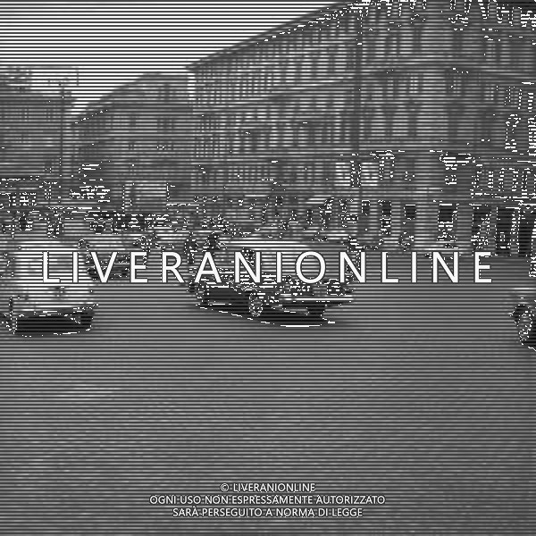 VEDUTE DELLA CITTA\' DI ROMA - RETROSPETTIVA 1950 - 1960 Nella foto gente nel traffico per le vie del centro ©Archivio Giovanni Liverani / AGENZIA ALDO LIVERANI SAS