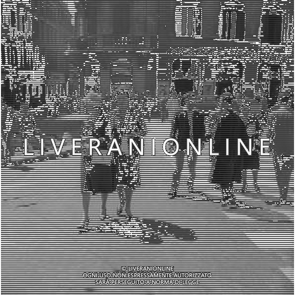 VEDUTE DELLA CITTA\' DI ROMA - RETROSPETTIVA 1950 - 1960 Nella foto gente nel traffico per le vie del centro ©Archivio Giovanni Liverani / AGENZIA ALDO LIVERANI SAS