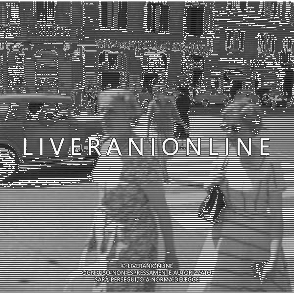 VEDUTE DELLA CITTA\' DI ROMA - RETROSPETTIVA 1950 - 1960 Nella foto gente nel traffico per le vie del centro ©Archivio Giovanni Liverani / AGENZIA ALDO LIVERANI SAS