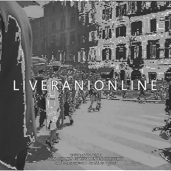 VEDUTE DELLA CITTA\' DI ROMA - RETROSPETTIVA 1950 - 1960 Nella foto gente nel traffico per le vie del centro ©Archivio Giovanni Liverani / AGENZIA ALDO LIVERANI SAS