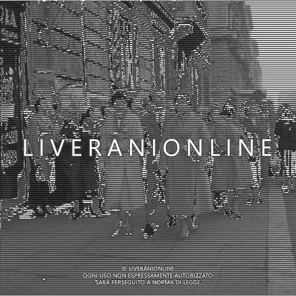 VEDUTE DELLA CITTA\' DI ROMA - RETROSPETTIVA 1950 - 1960 Nella foto Turisti per le vie del centro ©Archivio Giovanni Liverani / AGENZIA ALDO LIVERANI SAS