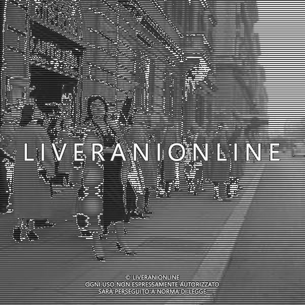 VEDUTE DELLA CITTA\' DI ROMA - RETROSPETTIVA 1950 - 1960 Nella foto Turisti per le vie del centro ©Archivio Giovanni Liverani / AGENZIA ALDO LIVERANI SAS