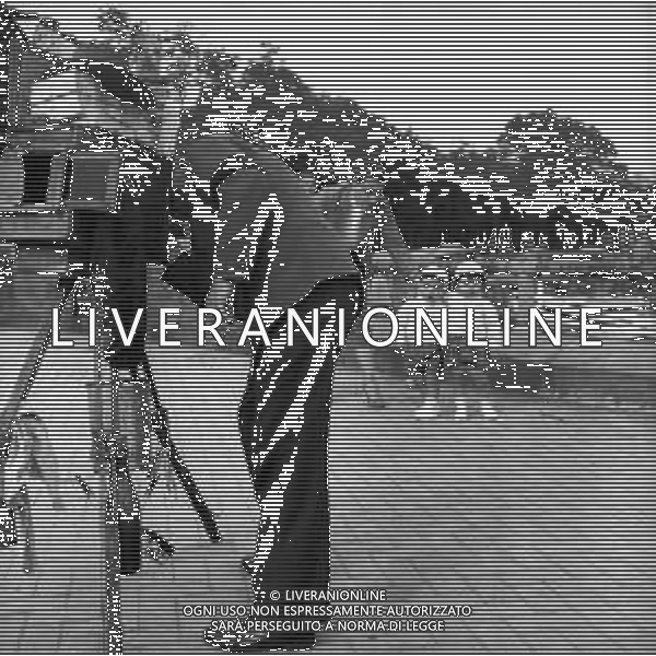 VEDUTE DELLA CITTA\' DI ROMA - RETROSPETTIVA 1950 - 1960 Nella foto Turisti per le vie del centro - un fotografo ambulante mentre fotografa due bambini ©Archivio Giovanni Liverani / AGENZIA ALDO LIVERANI SAS