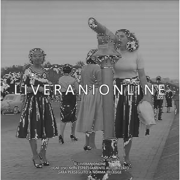 VEDUTE DELLA CITTA\' DI ROMA - RETROSPETTIVA 1950 - 1960 Nella foto Turisti per le vie del centro ©Archivio Giovanni Liverani / AGENZIA ALDO LIVERANI SAS