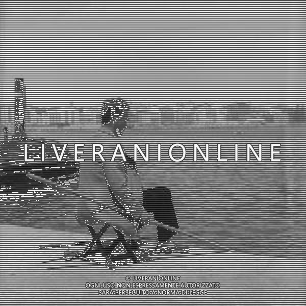 VEDUTE DELLA CITTA\' DI ANZIO LITORALE ROMANO - RETROSPETTIVA 1950 - 1960 Nella foto un pescatore lungo la banchina del porto ©Archivio Giovanni Liverani / AGENZIA ALDO LIVERANI SAS