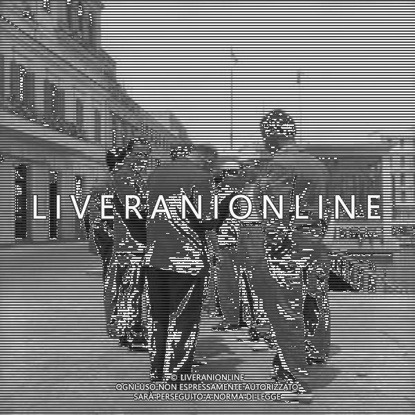 VEDUTE DELLA CITTA\' DI ANZIO LITORALE ROMANO - RETROSPETTIVA 1950 - 1960 Nella foto Pescatori lungo la banchina del porto ©Archivio Giovanni Liverani / AGENZIA ALDO LIVERANI SAS