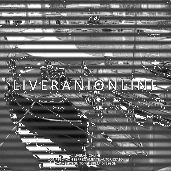 VEDUTE DELLA CITTA\' DI ANZIO LITORALE ROMANO - RETROSPETTIVA 1950 - 1960 Nella foto un pescatore sulla barca lungo la banchina del porto ©Archivio Giovanni Liverani / AGENZIA ALDO LIVERANI SAS